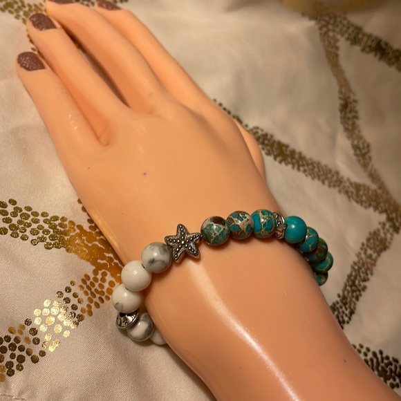 unbranded Jewelry - Elastic bracelet with white and teal beads with starfish bead